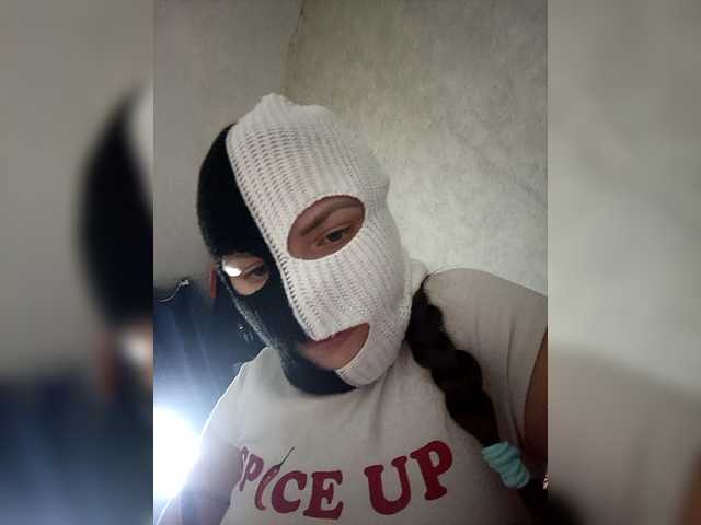 Entra en el chat con el modelo Kiss-Kissaa Kiss-Kissaa