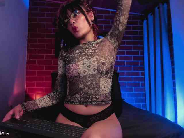 CurlyScarlett13 webcam