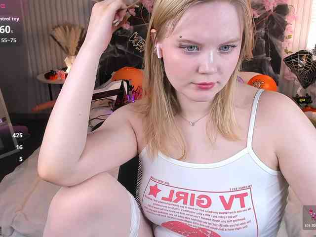 Essie-Fanning webcam