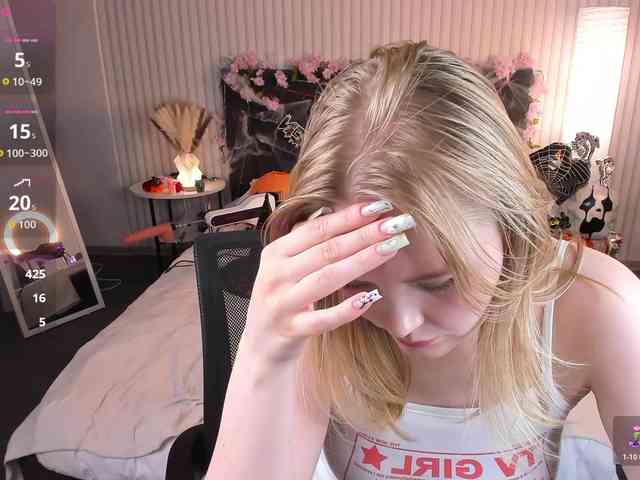 Essie-Fanning webcam