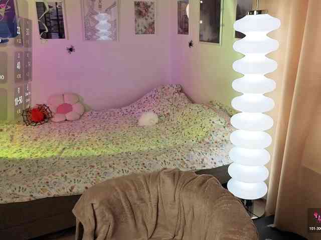 Essie-Fanning webcam