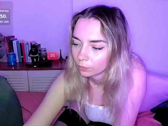 Almondmilka webcam