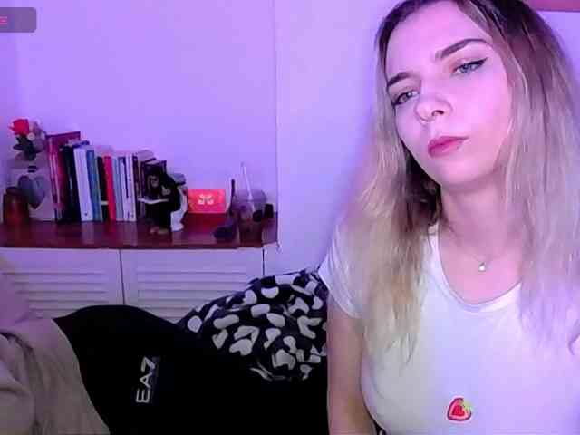 Almondmilka webcam