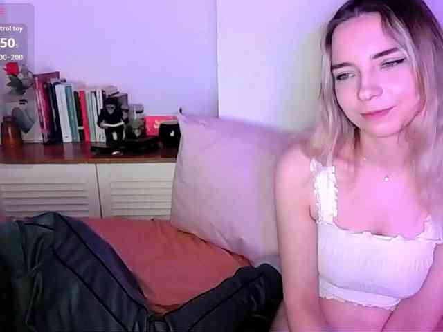Almondmilka webcam