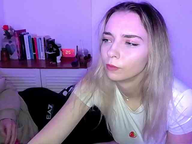 Almondmilka webcam