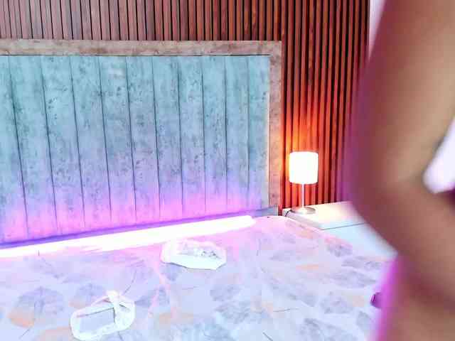 NiaaGraves webcam