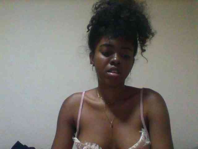 SexyFrenchDoll webcam