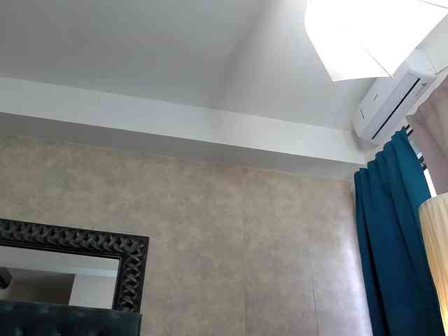 SaraElise webcam