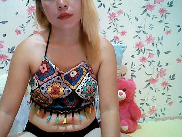 Hotasian143 webcam