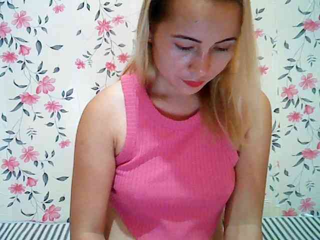 Hotasian143 webcam