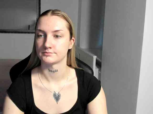 AlexaKisses webcam