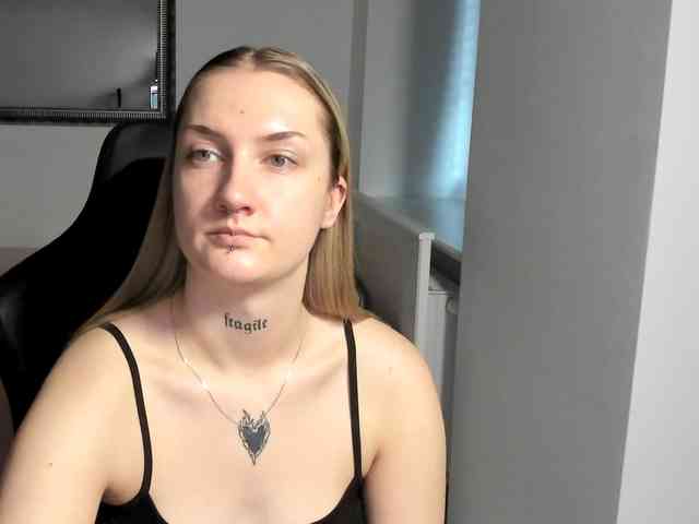AlexaKisses webcam