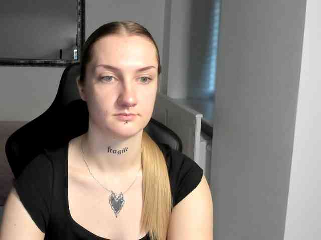 AlexaKisses webcam