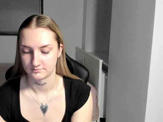 AlexaKisses webcam