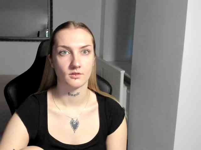 AlexaKisses webcam