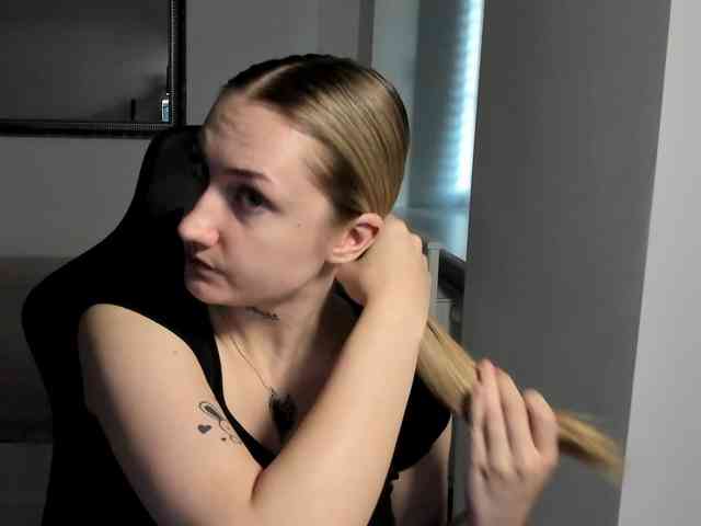 AlexaKisses webcam
