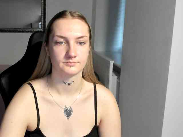 AlexaKisses webcam
