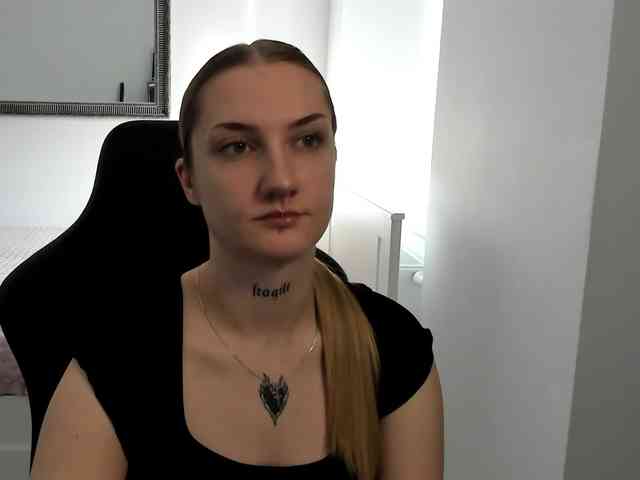 AlexaKisses webcam