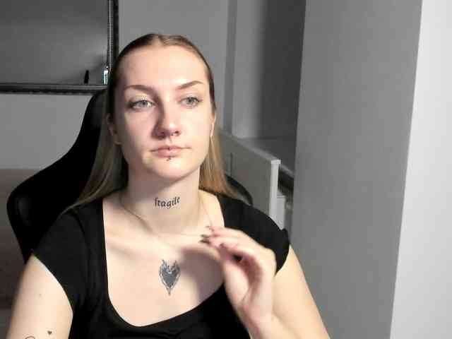 AlexaKisses webcam