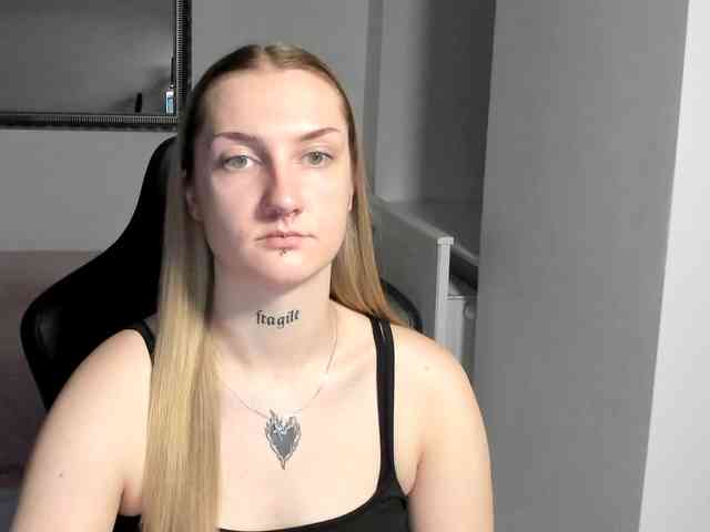 AlexaKisses webcam