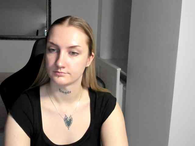 AlexaKisses webcam