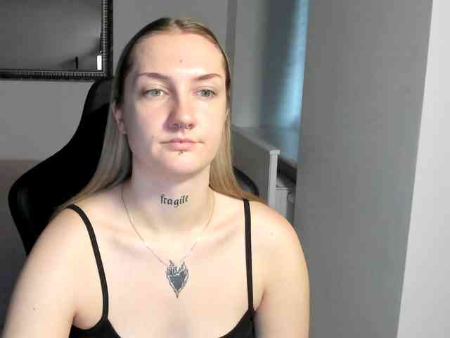 AlexaKisses webcam