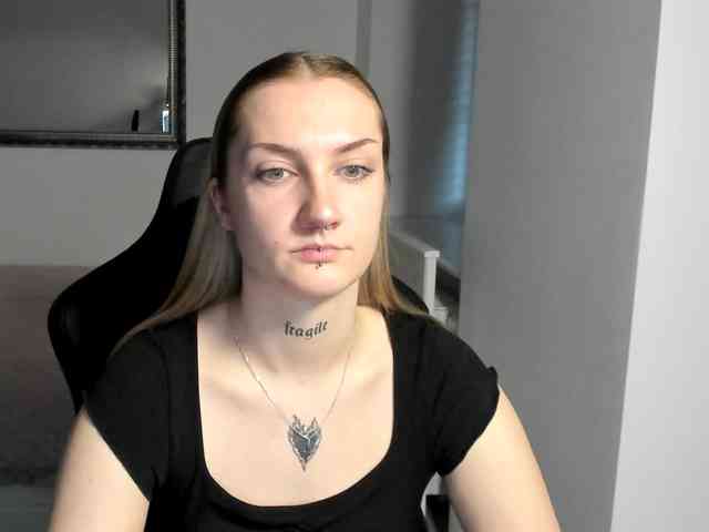AlexaKisses webcam