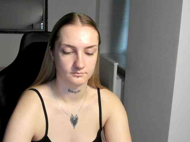 AlexaKisses webcam