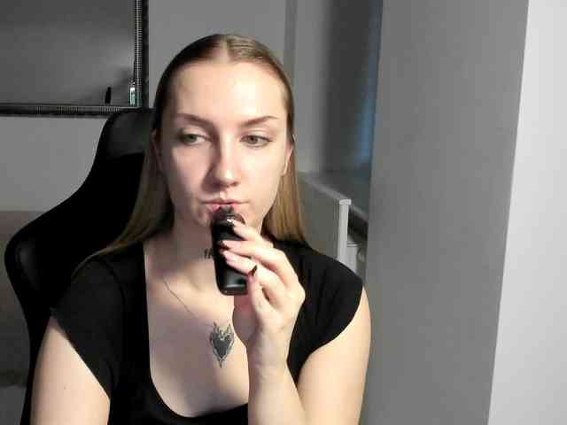 AlexaKisses webcam