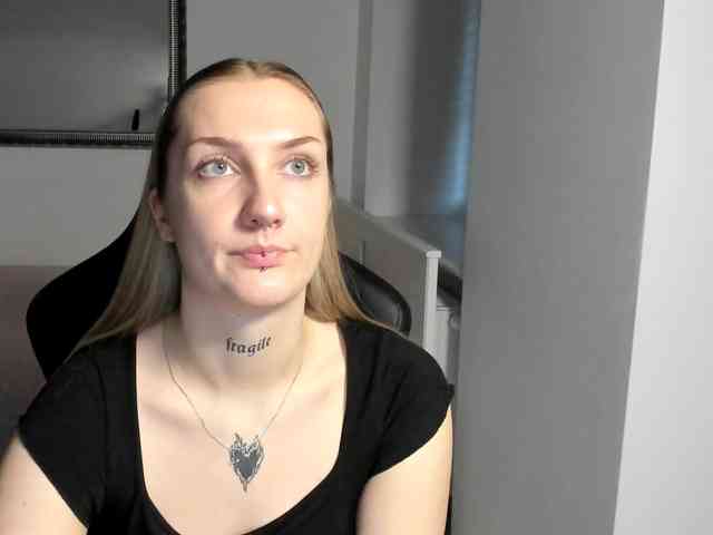 AlexaKisses webcam