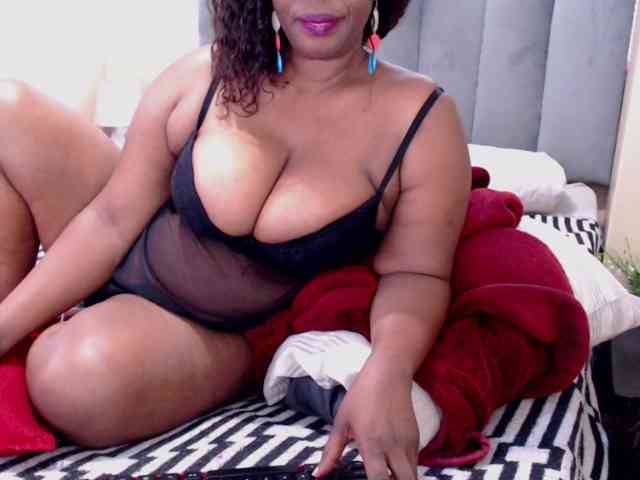 JUICYBOOBS36DD webcam