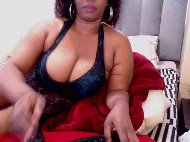 JUICYBOOBS36DD webcam