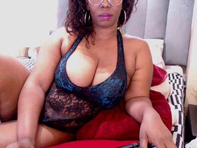 JUICYBOOBS36DD webcam