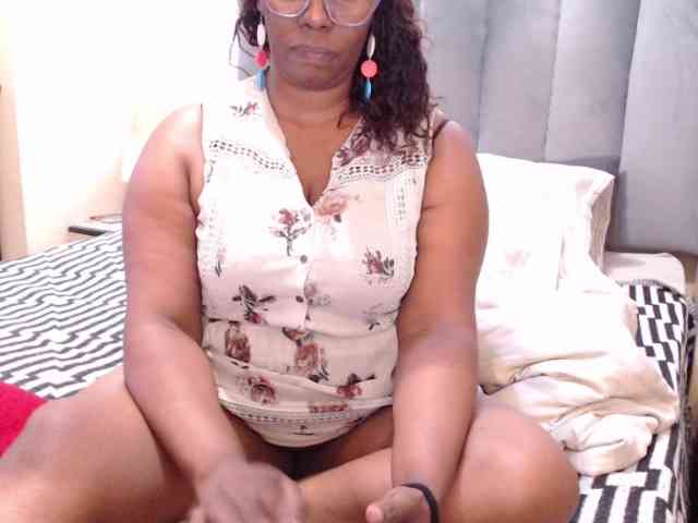 JUICYBOOBS36DD webcam