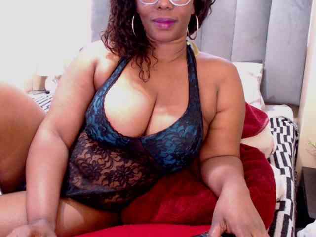 JUICYBOOBS36DD webcam