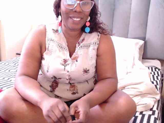 JUICYBOOBS36DD webcam