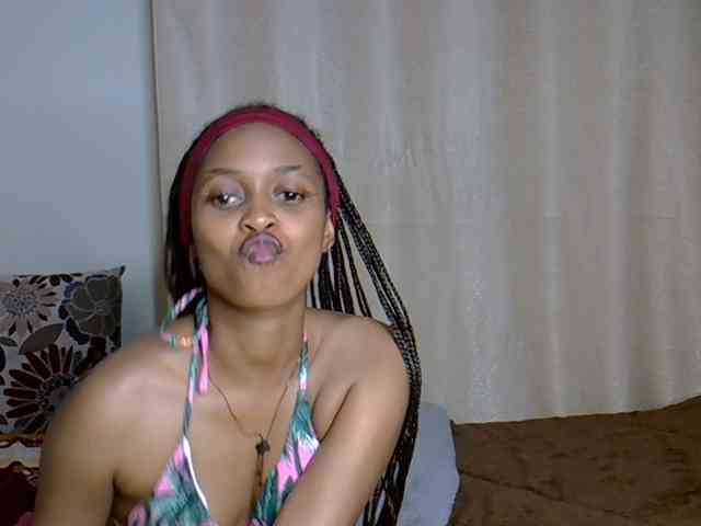 PetiteCaramel webcam