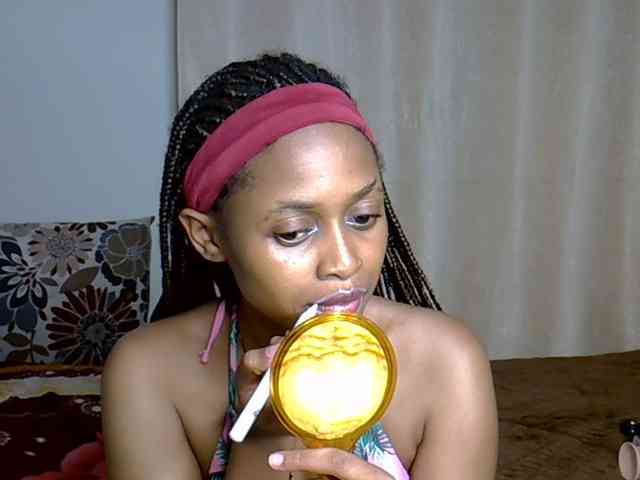 PetiteCaramel webcam