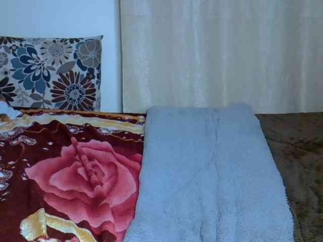 PetiteCaramel webcam