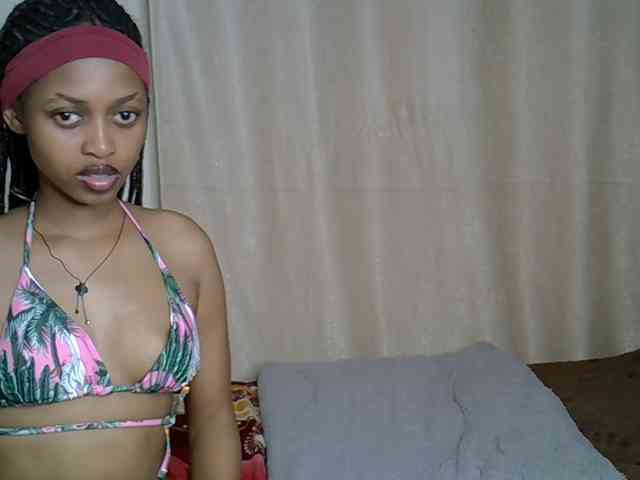 PetiteCaramel webcam