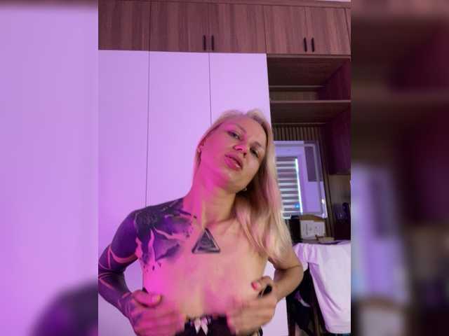 Entra en el chat con el modelo Twins666 Twins666