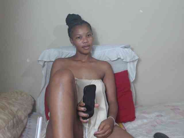BadGirlMonaa webcam