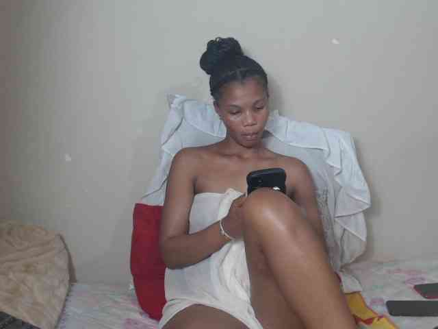 BadGirlMonaa webcam