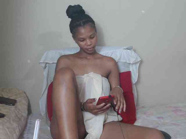 BadGirlMonaa webcam
