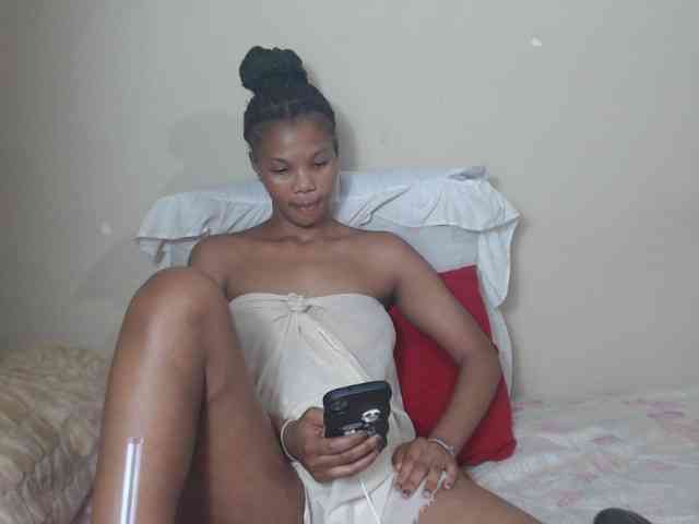 BadGirlMonaa webcam