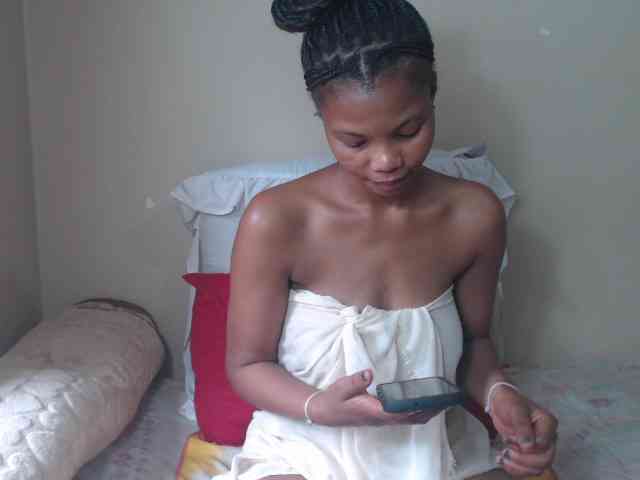 BadGirlMonaa webcam