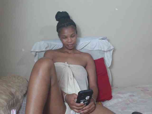 BadGirlMonaa webcam