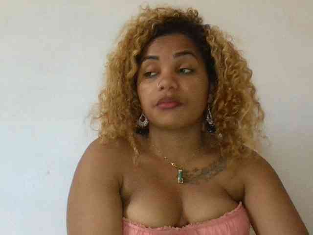 Monica1612 webcam