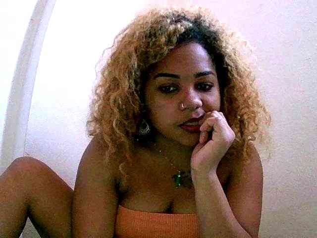 Monica1612 webcam