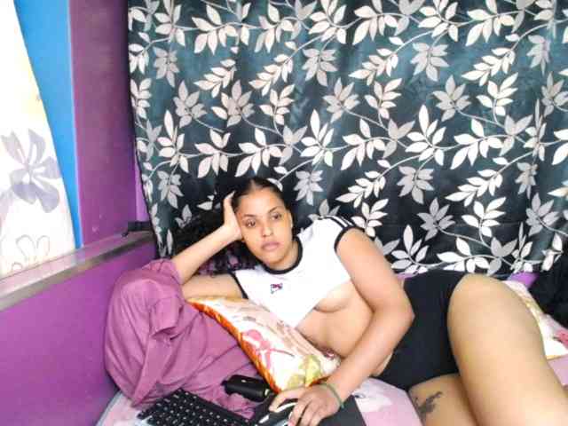 Indianmaxine07 webcam